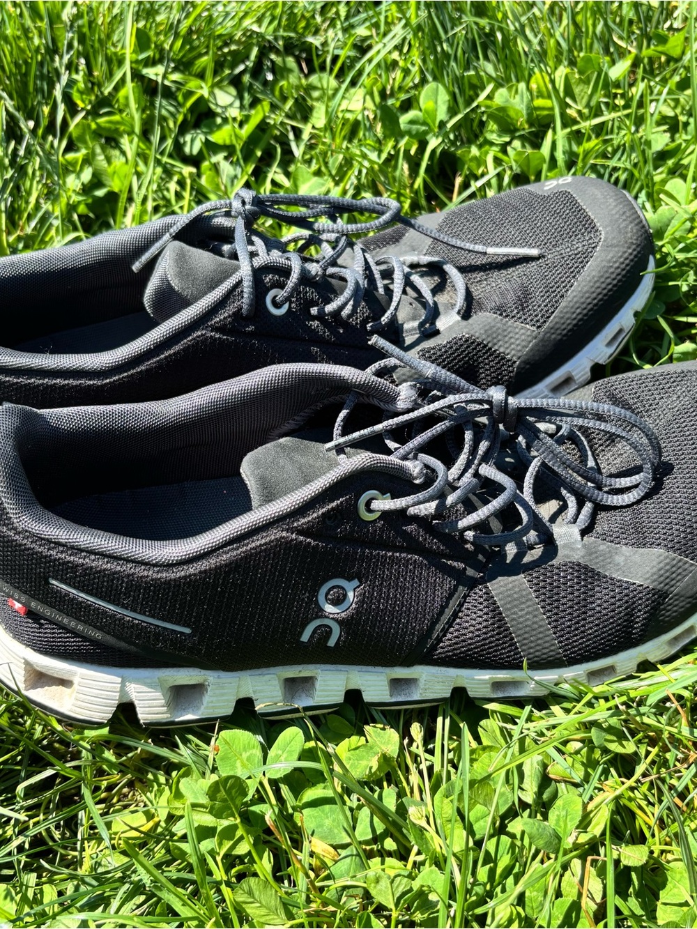 On Cloud Running Woman Black/White Athletic Running Shoes - Picture 7 of 10